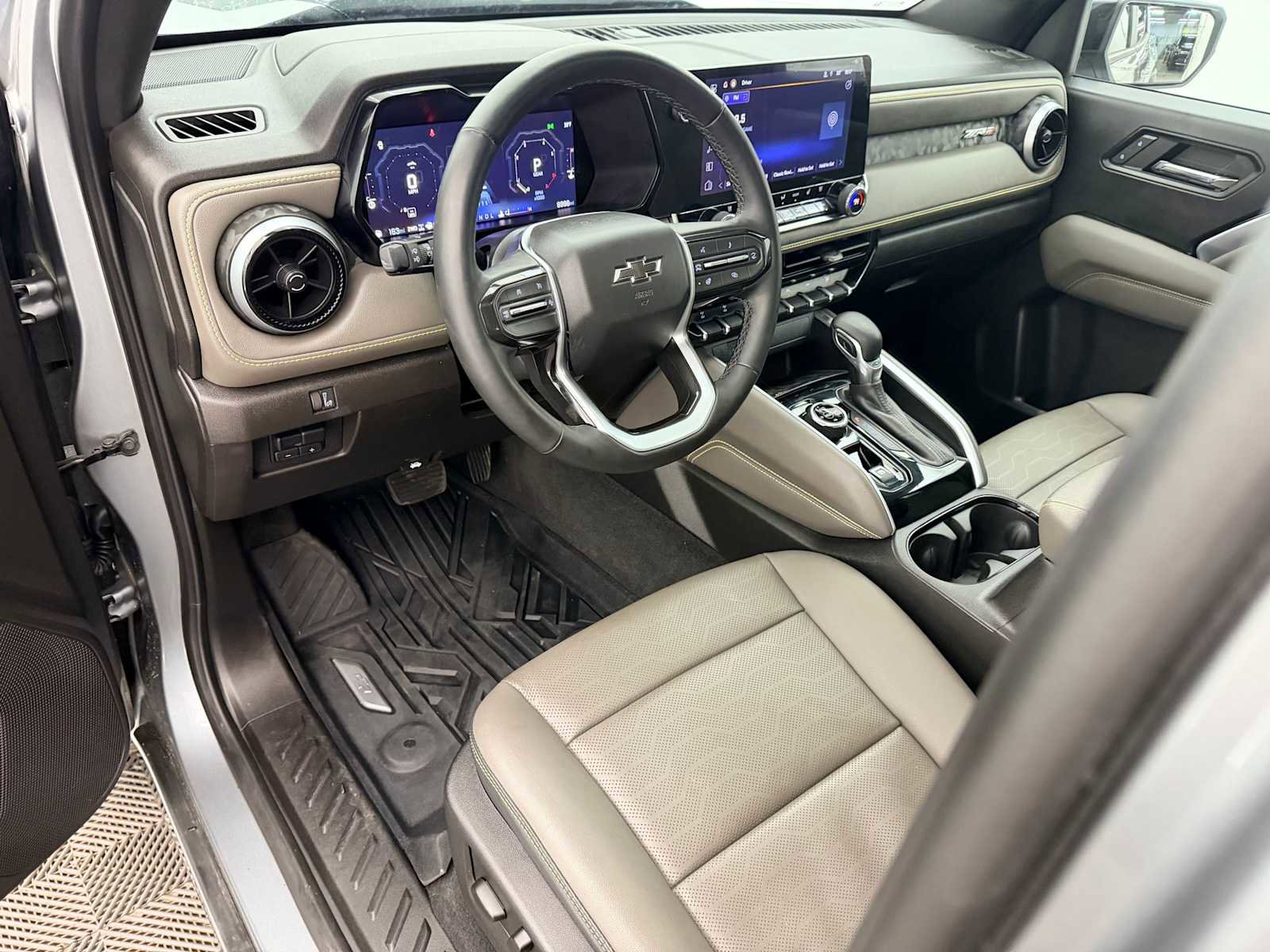 Used 2024 Chevrolet Colorado ZR2 w/ ZR2 Convenience Package III image 2