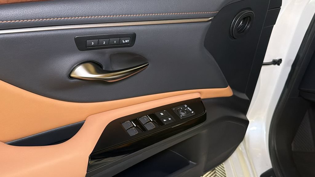 Certified 2024 Lexus ES 350 w/ Premium Package FWD image 17