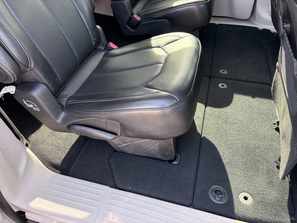 Used 2024 Chrysler Pacifica Touring-L FWD image 23