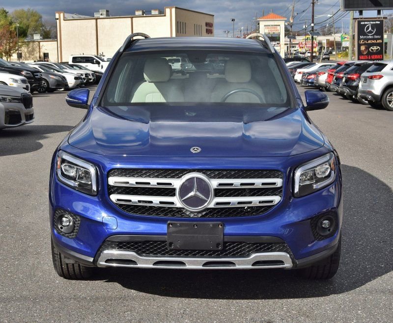 Used 2021 Mercedes-Benz GLB 250 4MATIC w/ Premium Package image 4