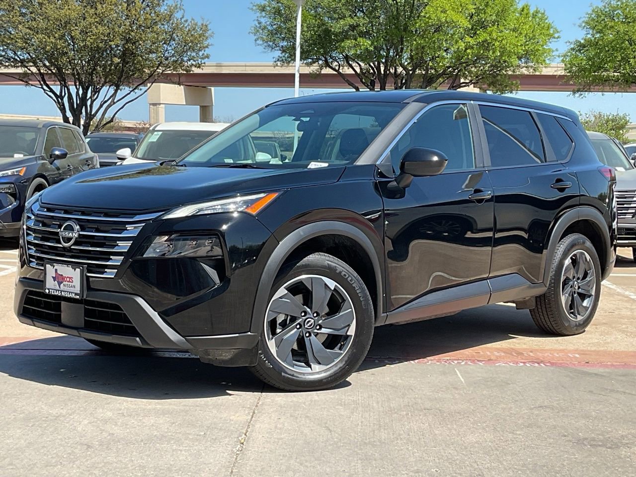 Used 2025 Nissan Rogue SV image 2