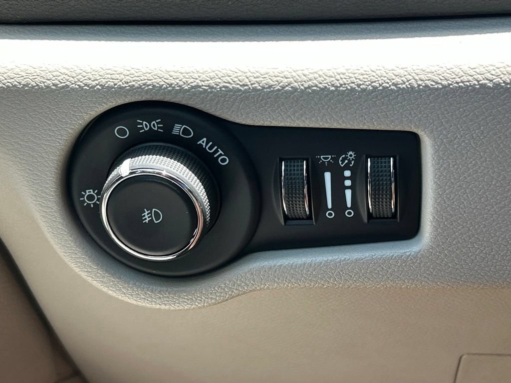 Used 2024 Chrysler Pacifica Touring-L FWD image 29