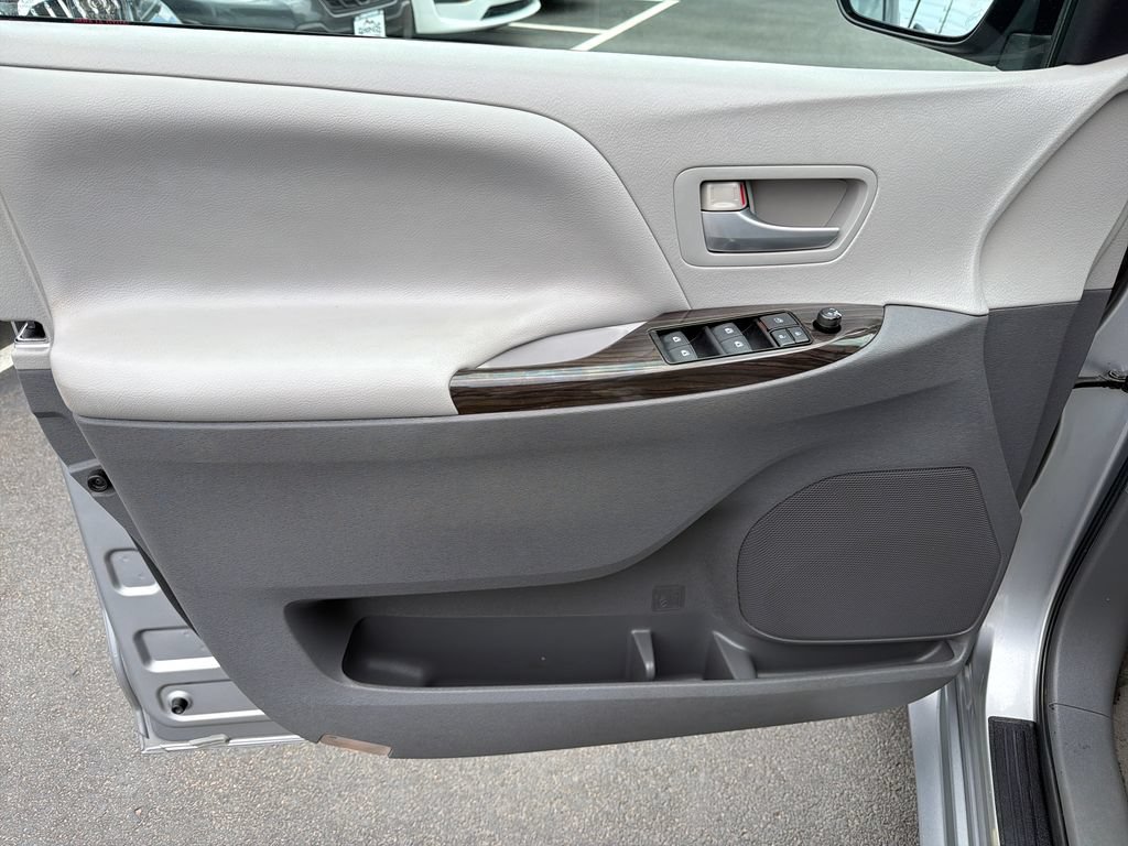 Used 2015 Toyota Sienna XLE FWD image 10