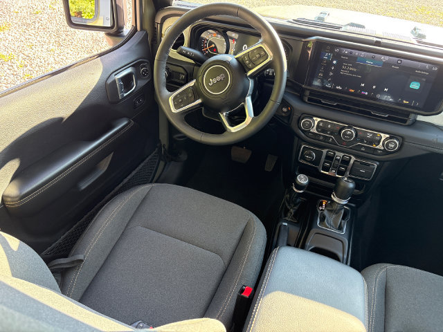 Used 2026 Jeep Wrangler Unlimited Sahara AWD/4WD image 19