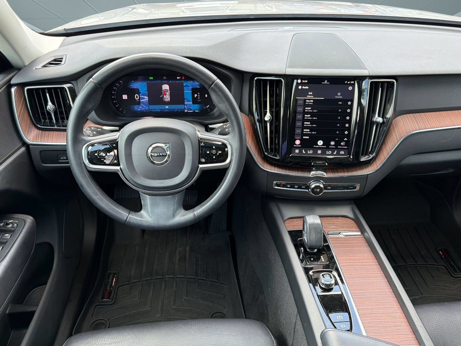 Certified 2024 Volvo XC60 B5 Plus AWD/4WD image 28