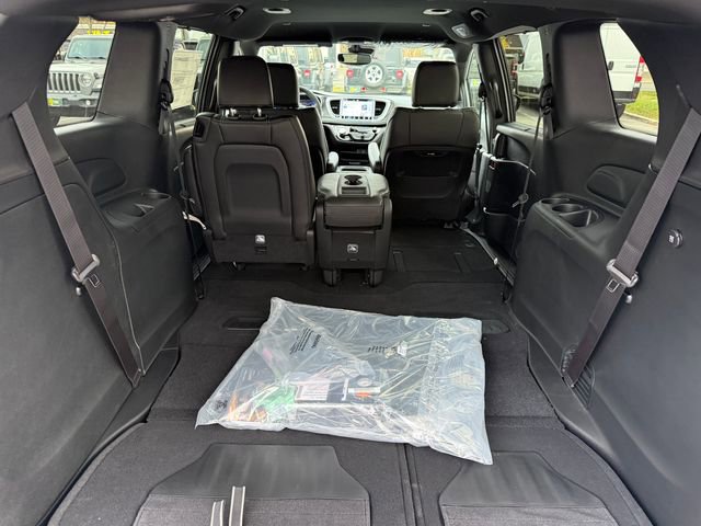New 2026 Chrysler Pacifica Select image 32