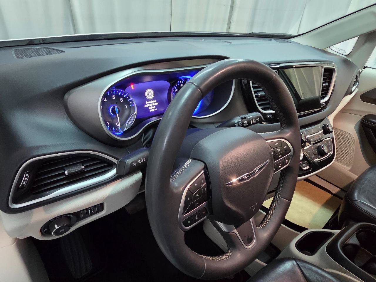 Used 2022 Chrysler Pacifica Touring-L FWD image 17