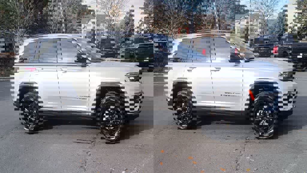 New 2025 Jeep Grand Cherokee Limited w/ Luxury Tech Group II image 2