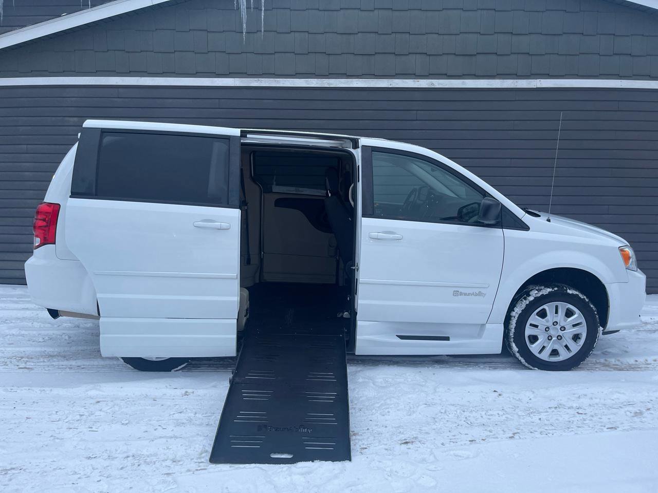 Used 2016 Dodge Grand Caravan SE w/ Quick Order Package 29E SE image 2