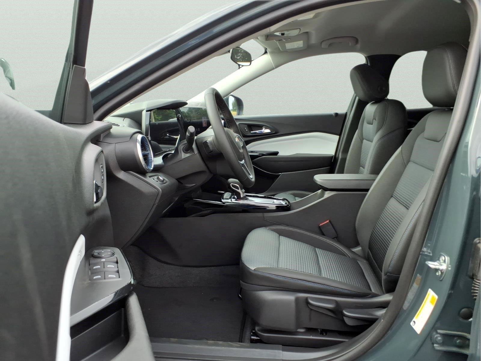 New 2026 Chevrolet Trax LT w/ LT Convenience Package FWD image 15