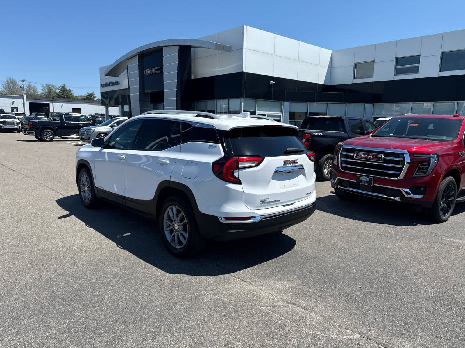 Certified 2022 GMC Terrain SLT w/ Tech Package AWD/4WD image 3