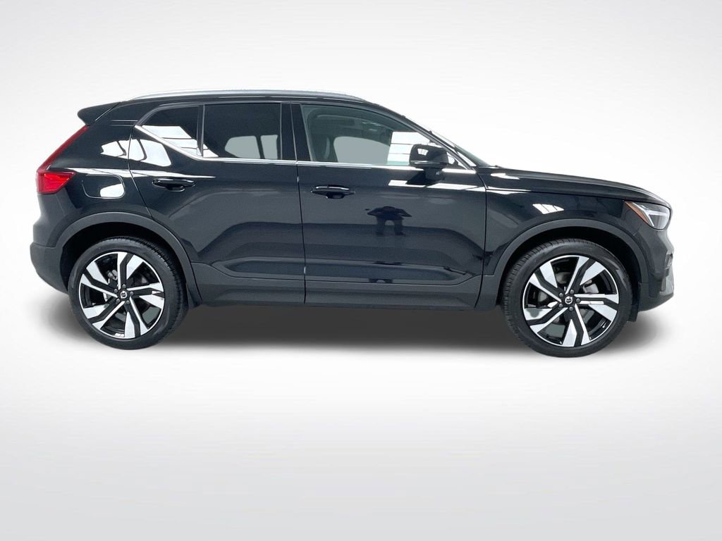 Used 2025 Volvo XC40 B5 Plus image 2