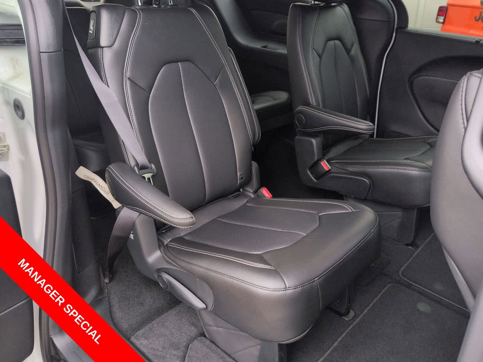 New 2026 Chrysler Pacifica Select FWD image 18