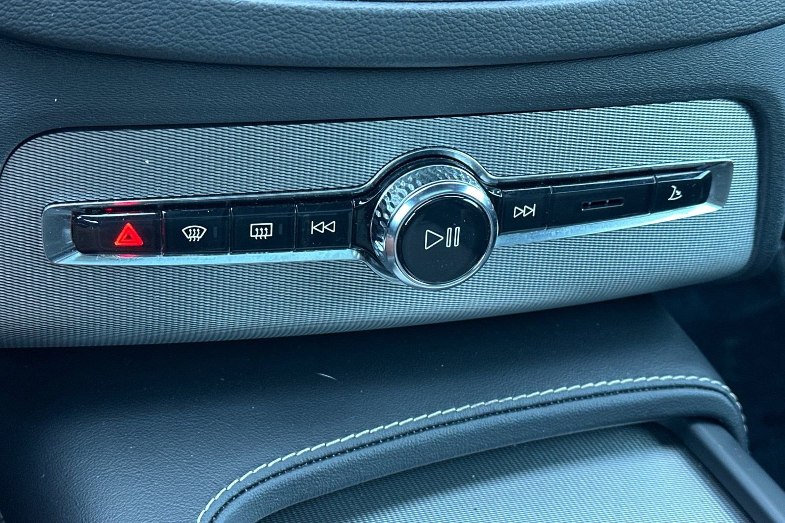 Used 2022 Volvo XC90 T8 R-Design image 24