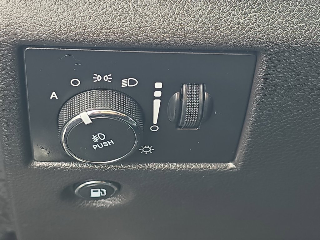 Used 2018 Jeep Grand Cherokee Limited AWD/4WD image 26