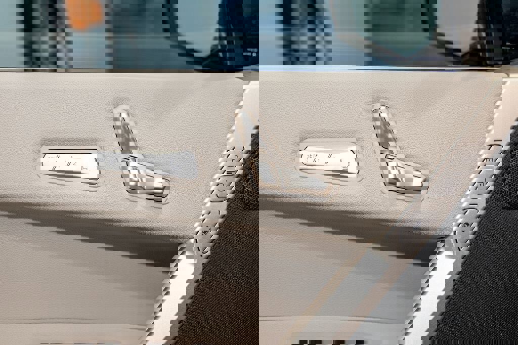 Used 2026 BMW iX xDrive45 w/ Premium Package image 14