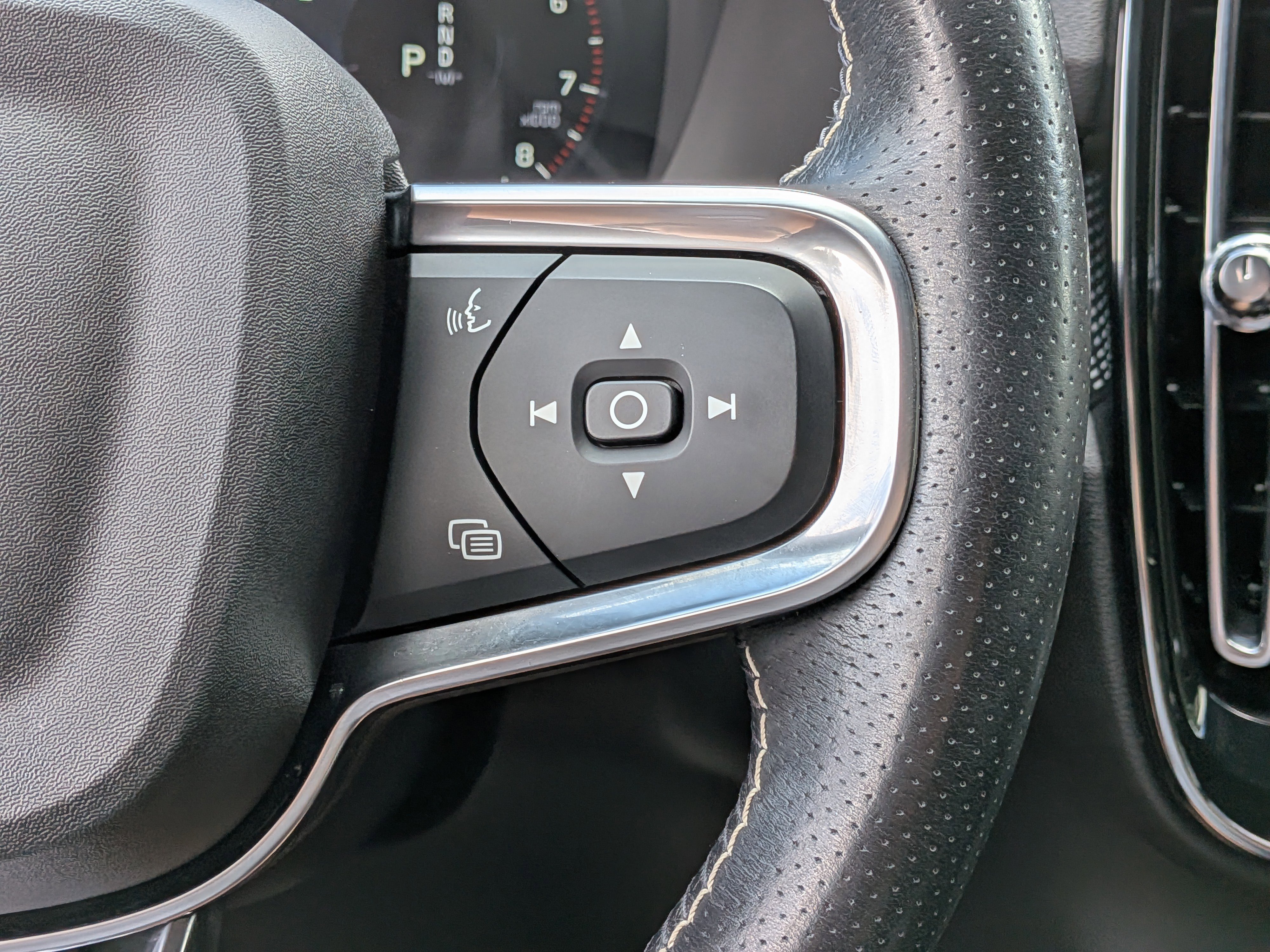 Used 2021 Volvo XC40 T4 R-Design w/ Protection Package Premier image 25