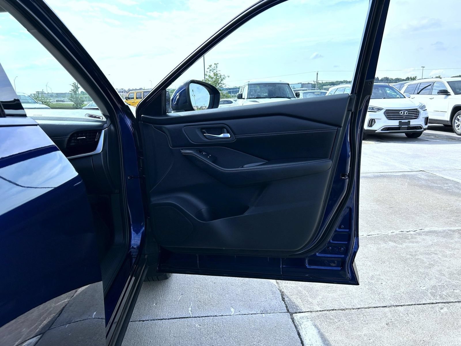 Used 2025 Nissan Rogue SL AWD/4WD image 16