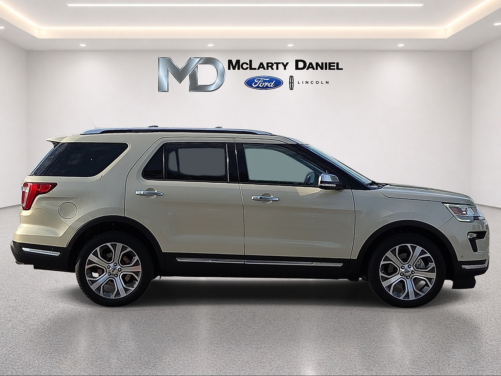 Used 2018 Ford Explorer Platinum AWD/4WD image 6