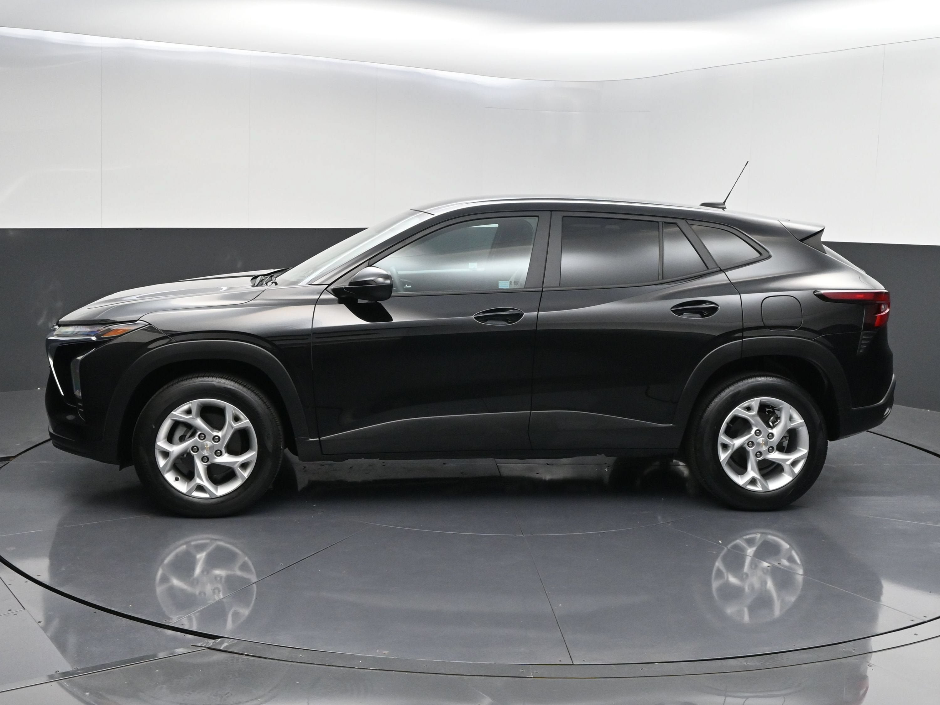Certified 2025 Chevrolet Trax LS w/ LS Convenience Package FWD image 4