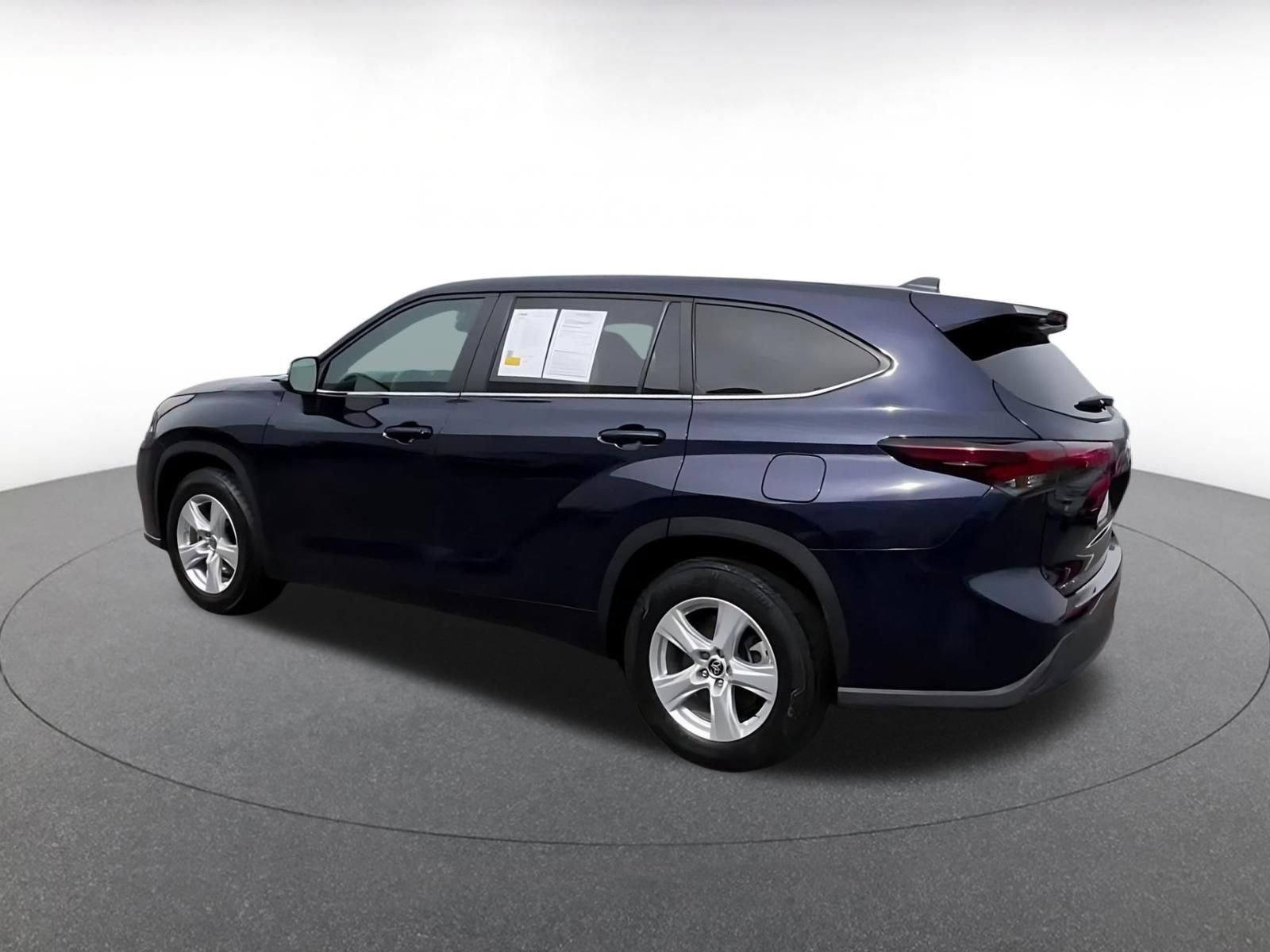Used 2025 Toyota Highlander LE FWD image 8
