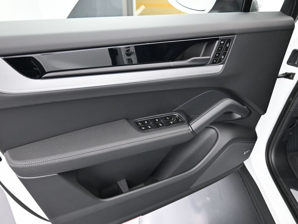 Certified 2026 Porsche Cayenne E-Hybrid AWD/4WD image 21