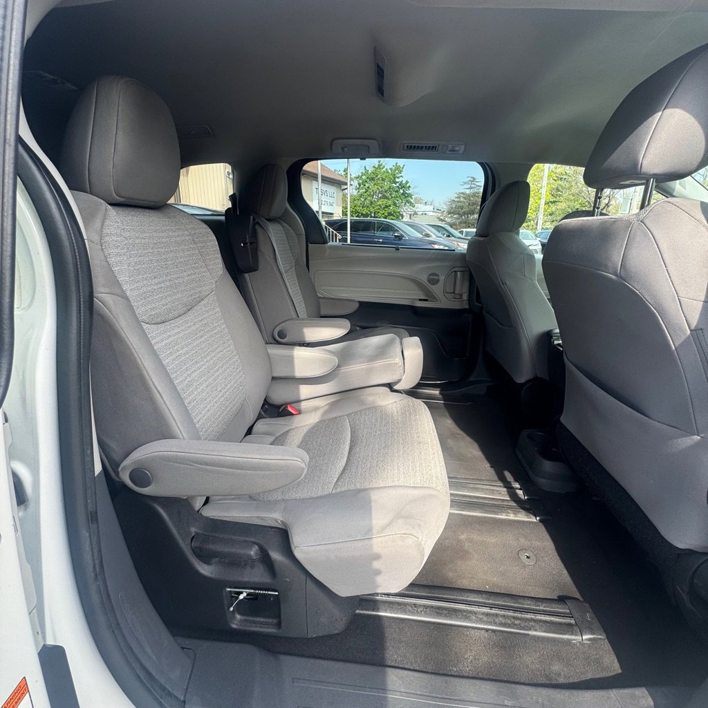 Used 2022 Toyota Sienna LE FWD image 16