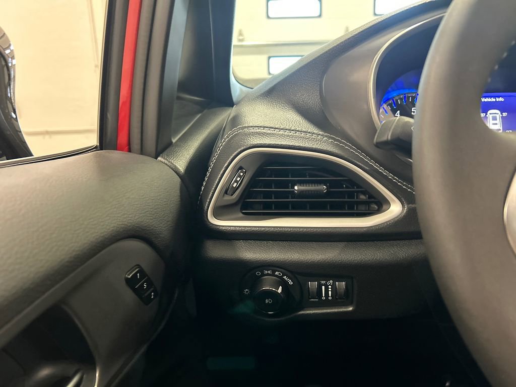 New 2026 Chrysler Pacifica Select AWD/4WD image 18