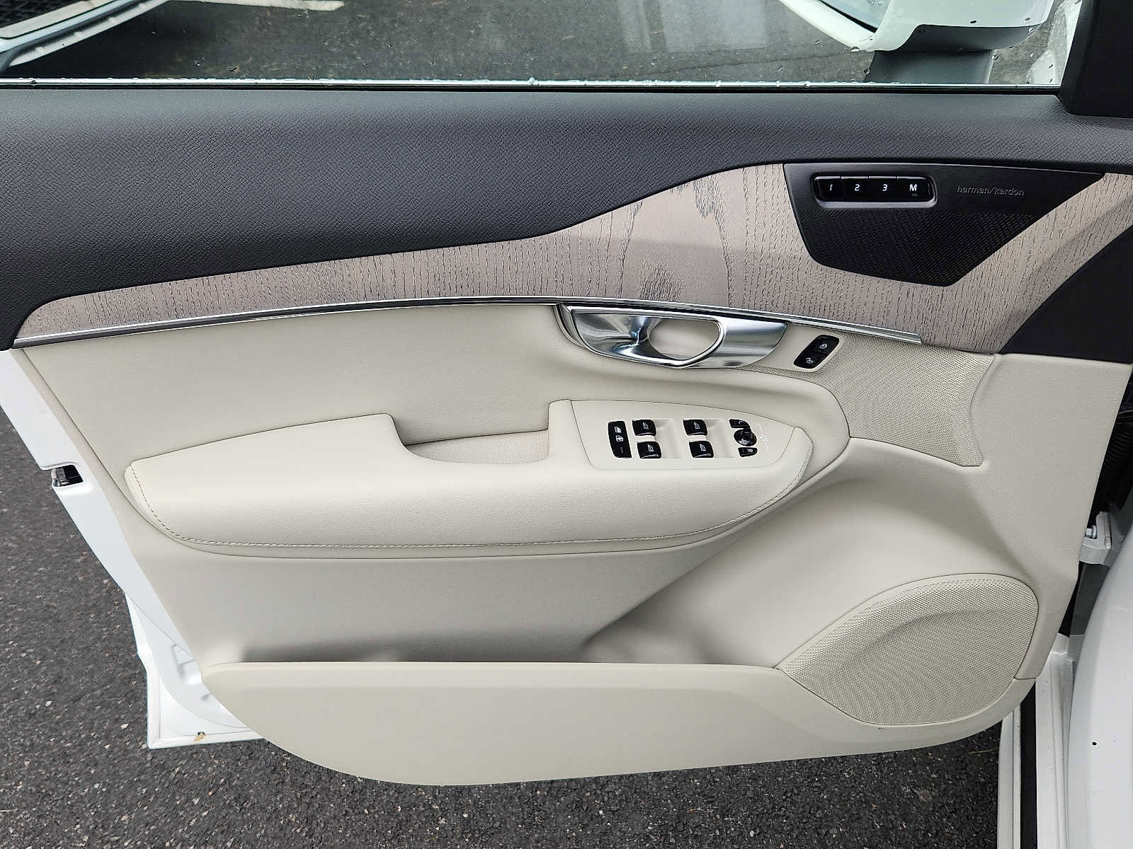 Certified 2024 Volvo XC90 T8 Plus w/ Protection Package Premier AWD/4WD image 12