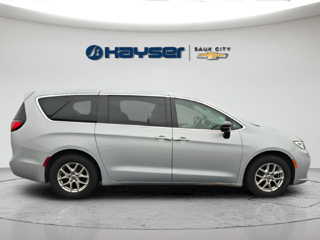 Used 2024 Chrysler Pacifica Touring-L FWD image 12