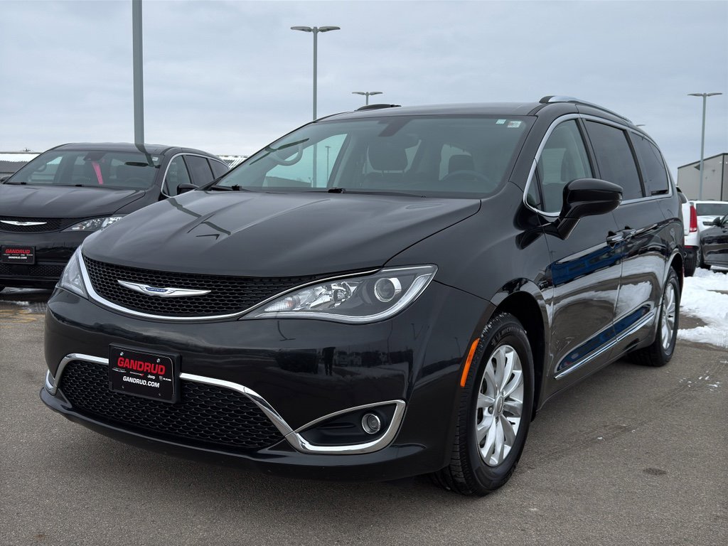 Used 2018 Chrysler Pacifica Touring-L image 2
