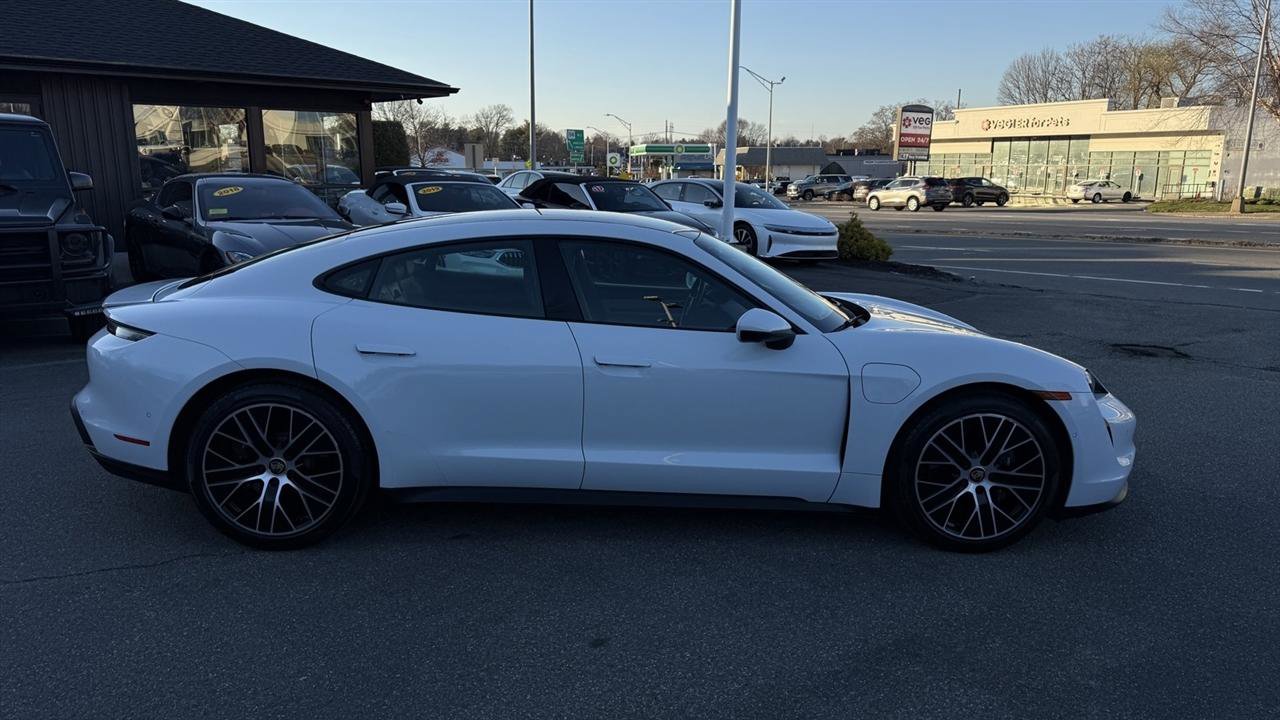 Used 2022 Porsche Taycan image 18