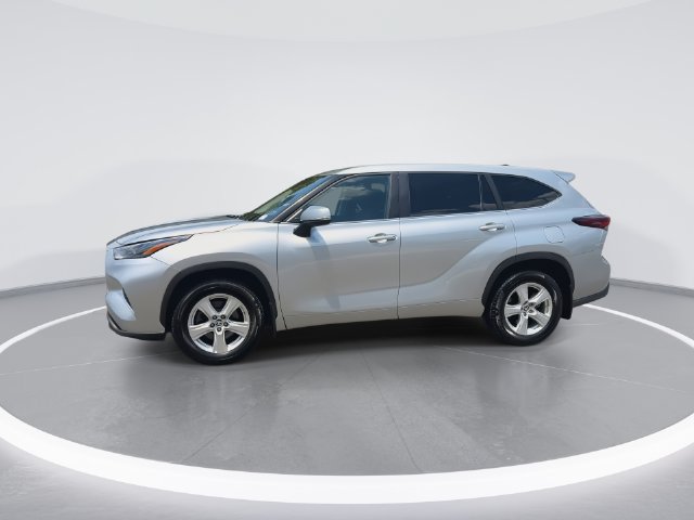 Used 2024 Toyota Highlander LE AWD/4WD image 4