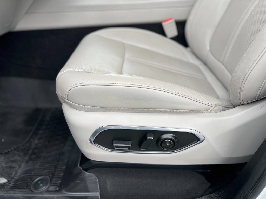 Used 2024 Jeep Wagoneer L Series II w/ Flexible Seating Group RWD image 20