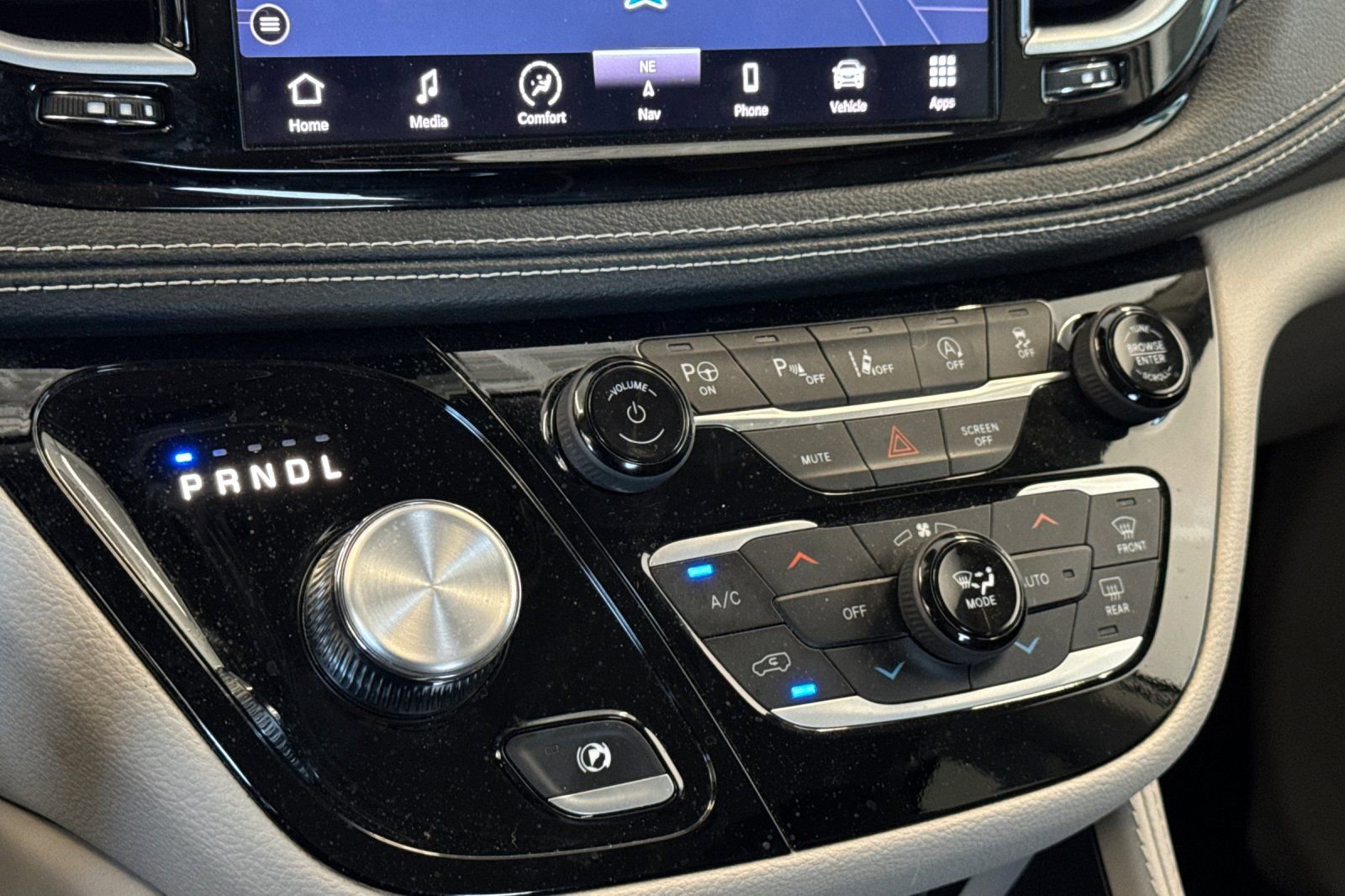 Used 2023 Chrysler Pacifica Limited w/ Uconnect Theater Family Group AWD/4WD image 25
