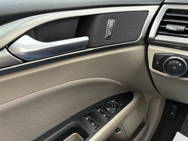 Used 2018 Ford Fusion SE FWD image 22