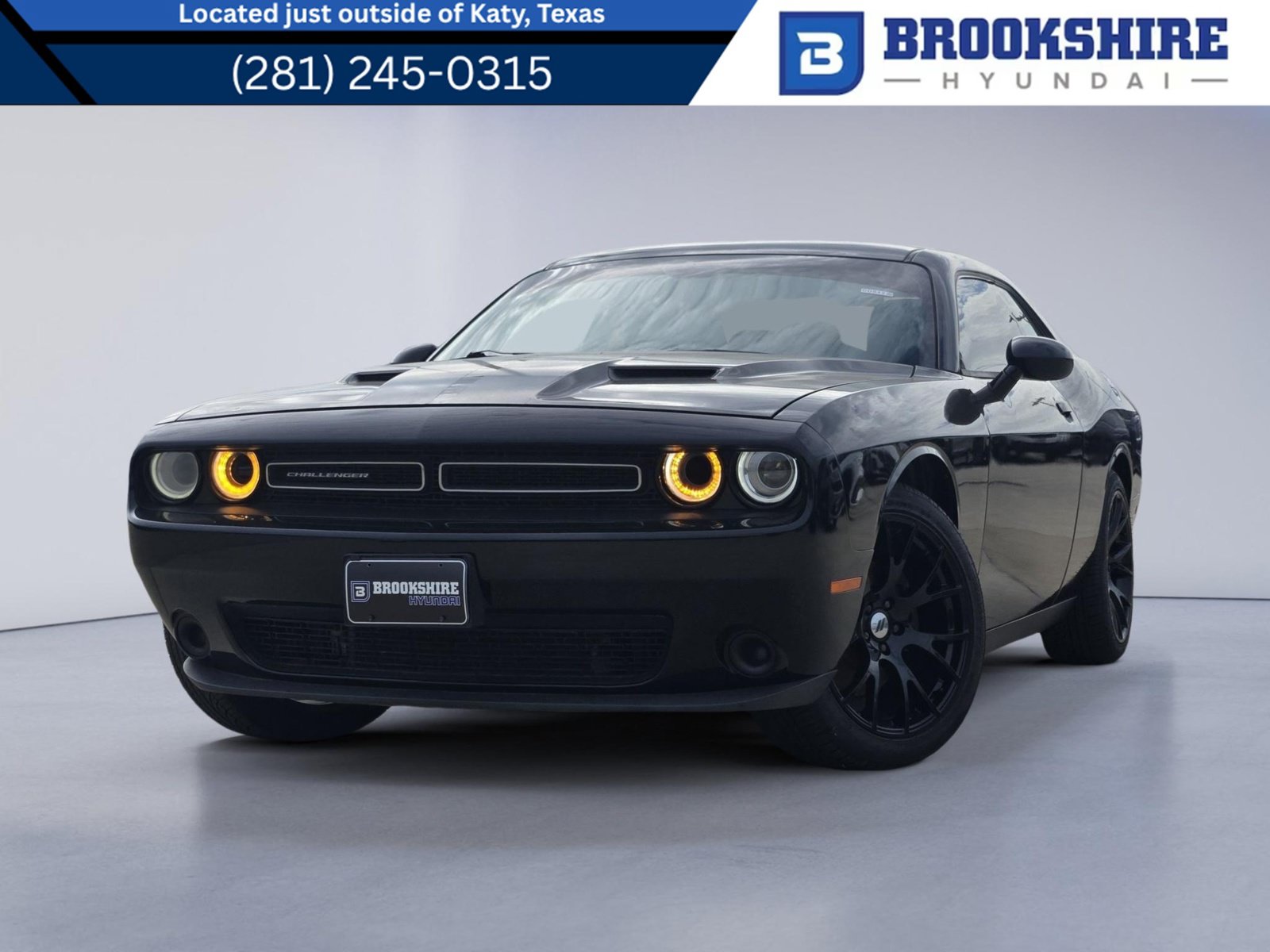 Used 2018 Dodge Challenger SXT RWD image 1