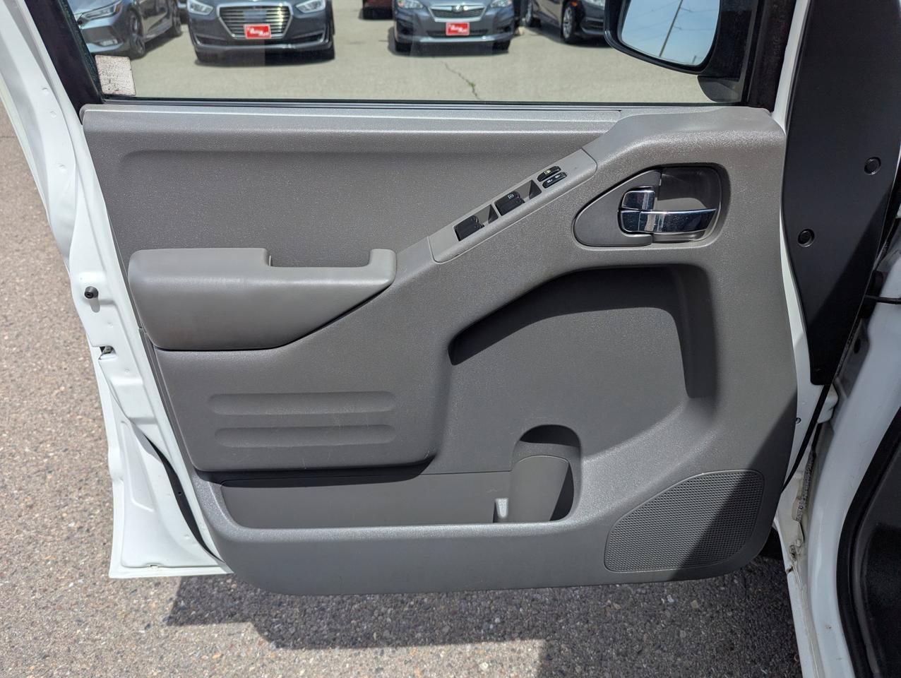 Used 2016 Nissan Frontier SV w/ SV Value Truck Package AWD/4WD image 9