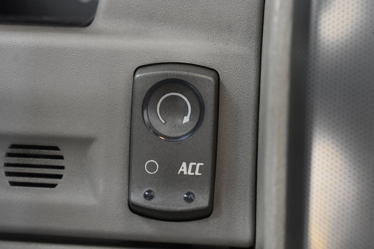 Used 2005 Cadillac XLR image 19