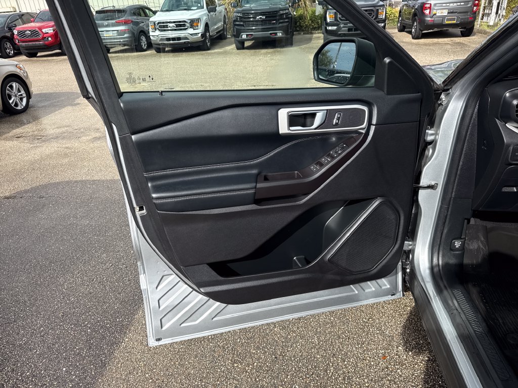 Used 2020 Ford Explorer XLT w/ Equipment Group 202A RWD image 14