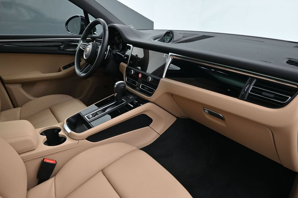 Certified 2026 Porsche Macan AWD/4WD image 14