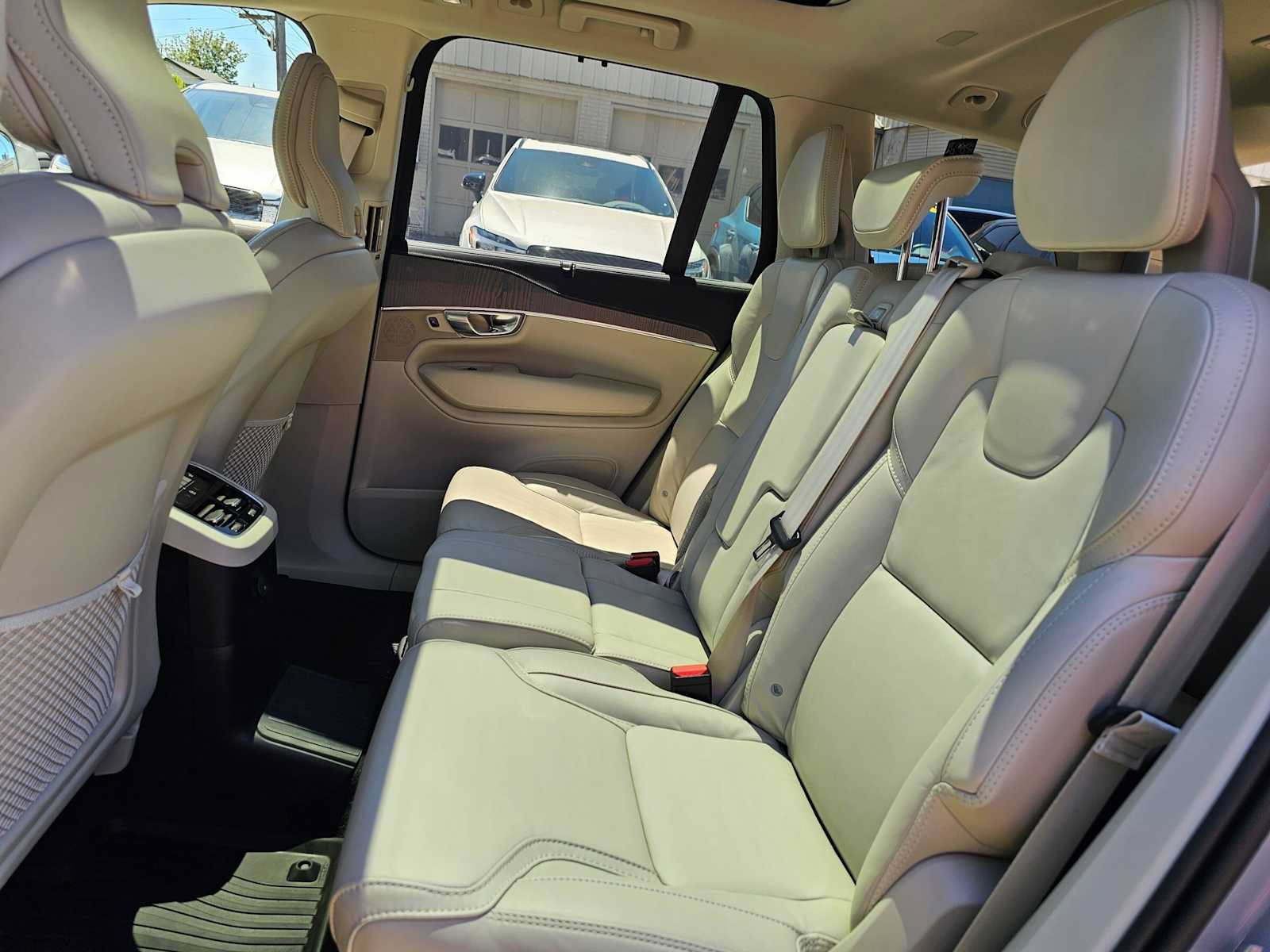 Certified 2025 Volvo XC90 T8 Ultra w/ Protection Package Premier AWD/4WD image 19