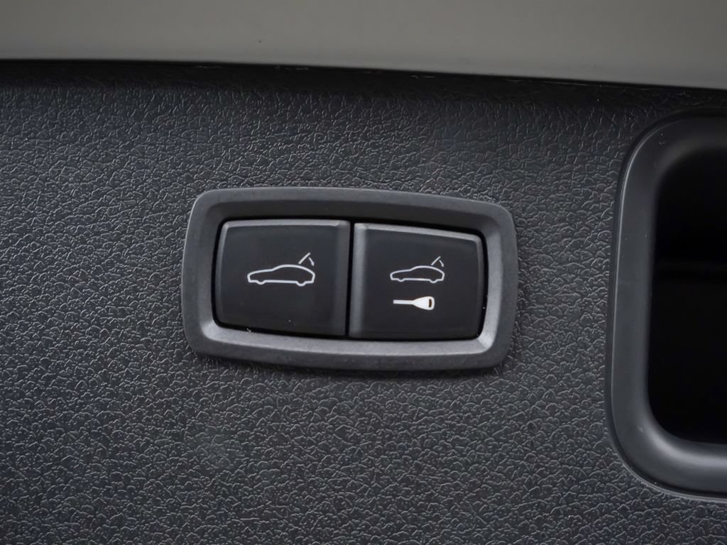 Certified 2026 Porsche Macan AWD/4WD image 14