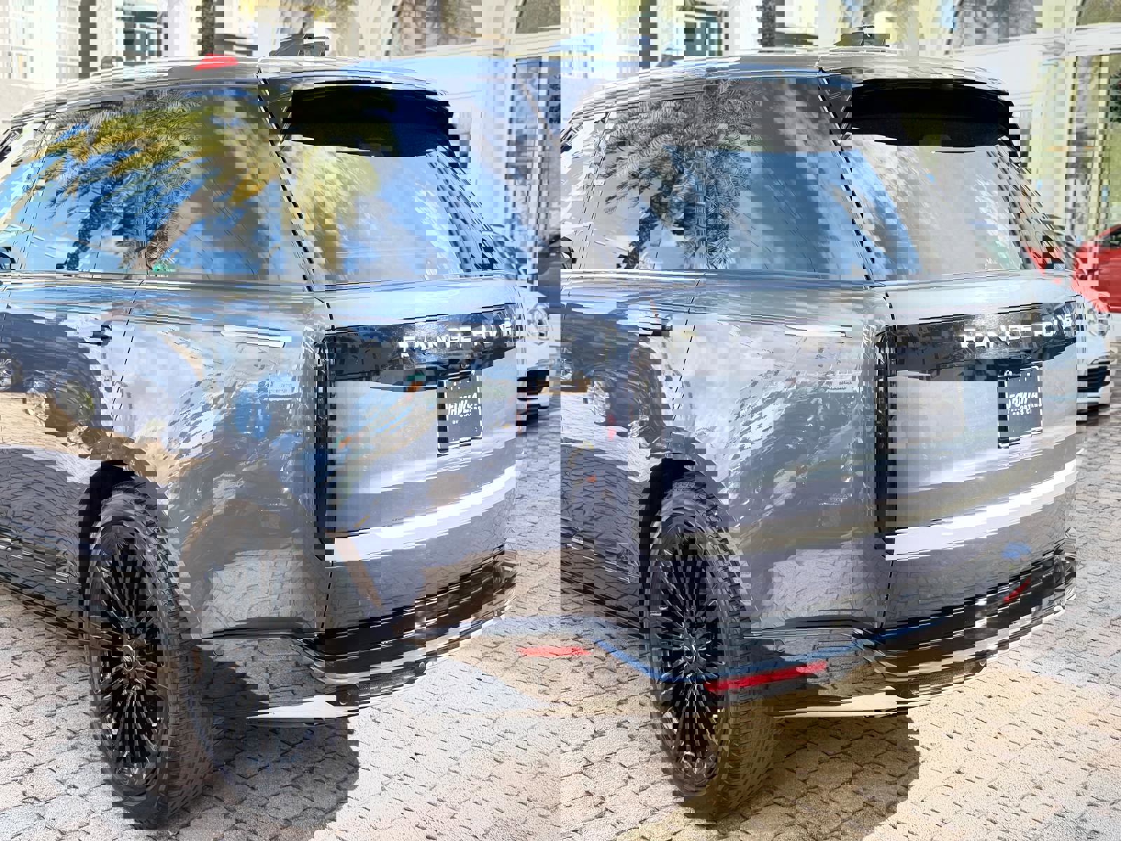 Used 2024 Land Rover Range Rover Long Wheelbase Autobiography image 15