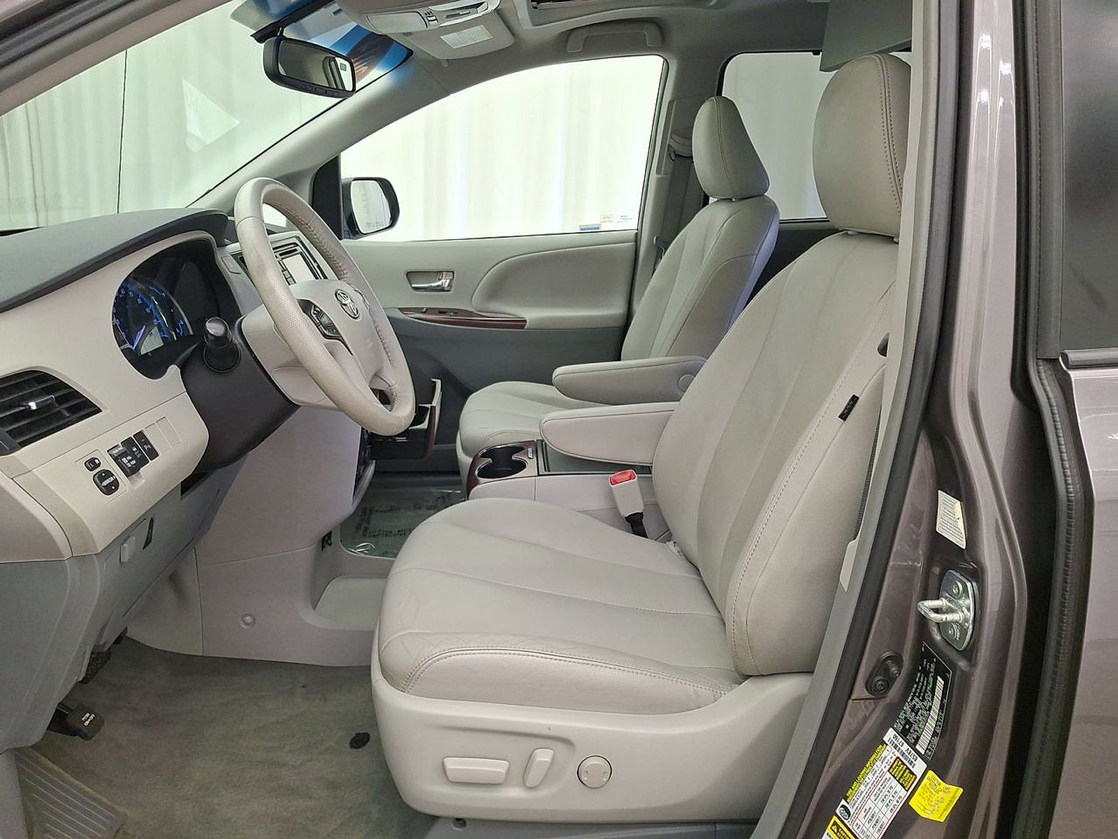 Used 2014 Toyota Sienna XLE w/ Entertainment Package FWD image 14