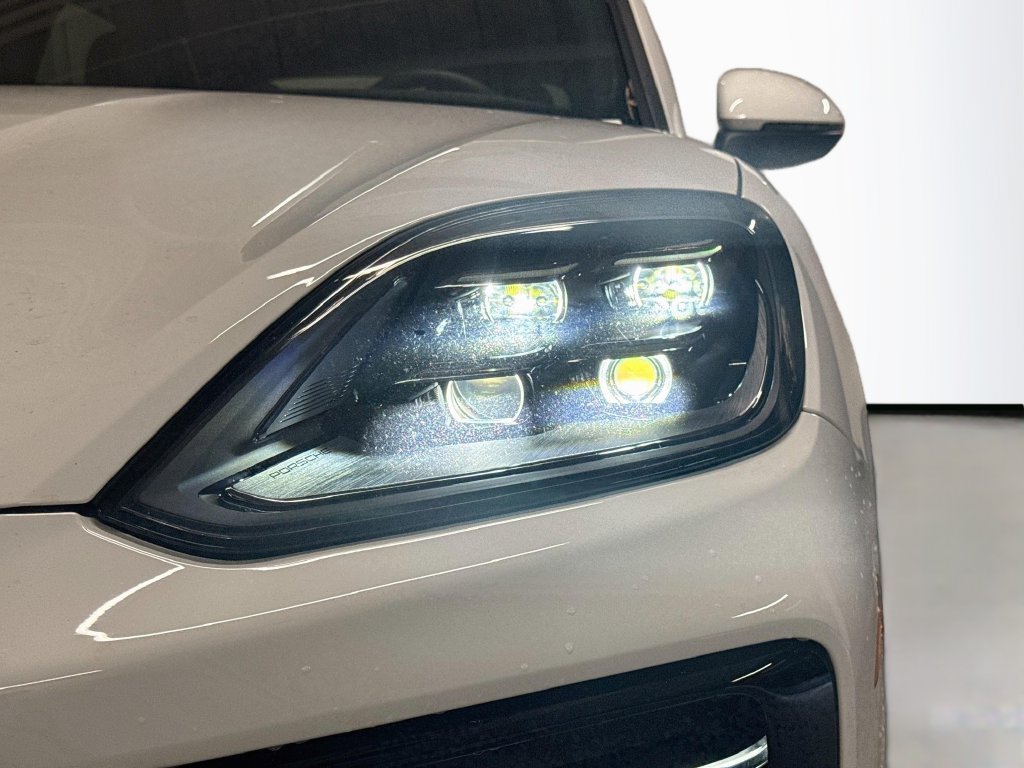 Certified 2025 Porsche Cayenne AWD/4WD image 32
