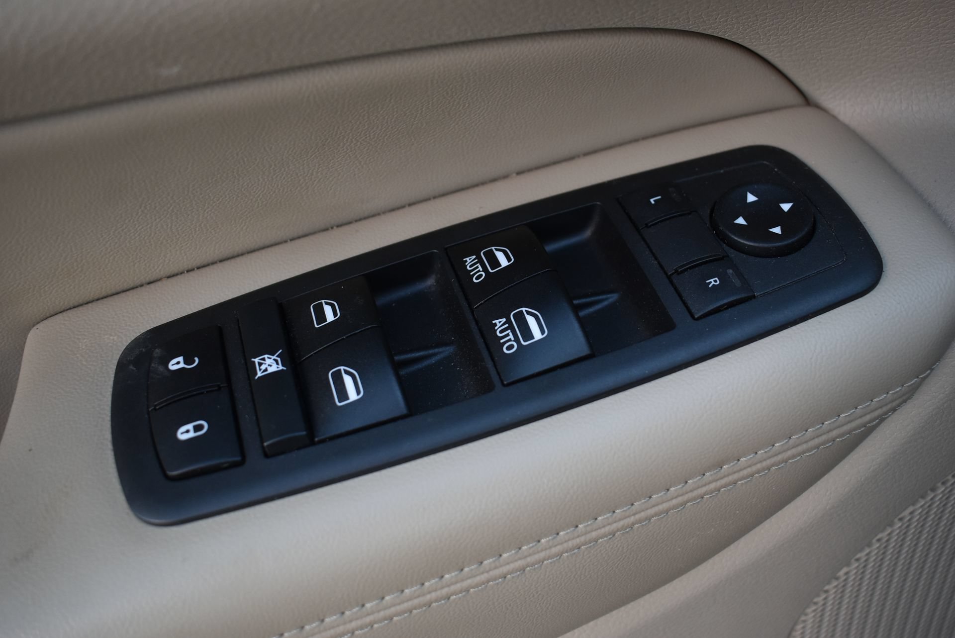 Used 2019 Jeep Grand Cherokee Limited w/ Luxury Group II AWD/4WD image 13