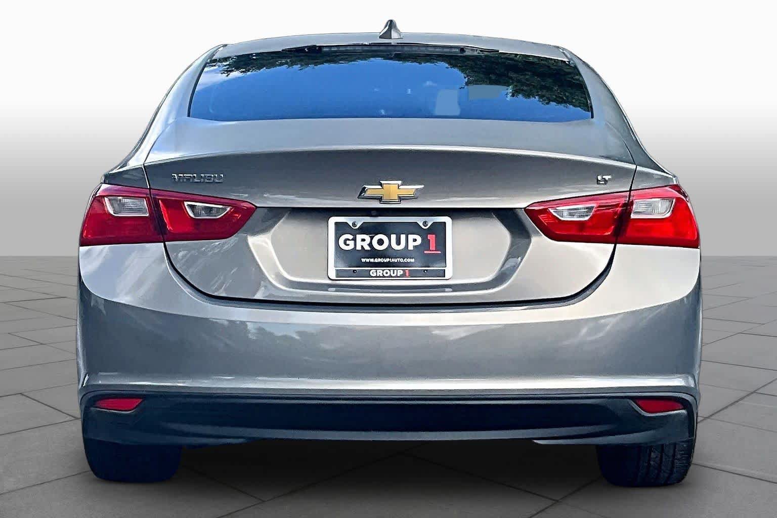 Used 2017 Chevrolet Malibu LT w/ Leather Package FWD image 5