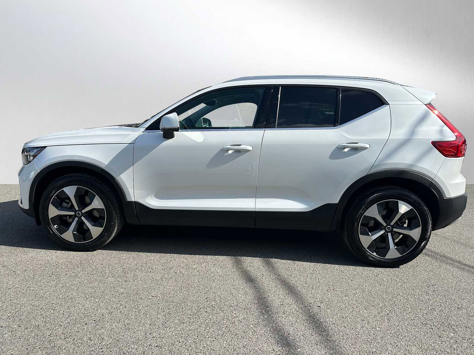 Used 2025 Volvo XC40 B5 Core w/ Protection Package Premier AWD/4WD image 6