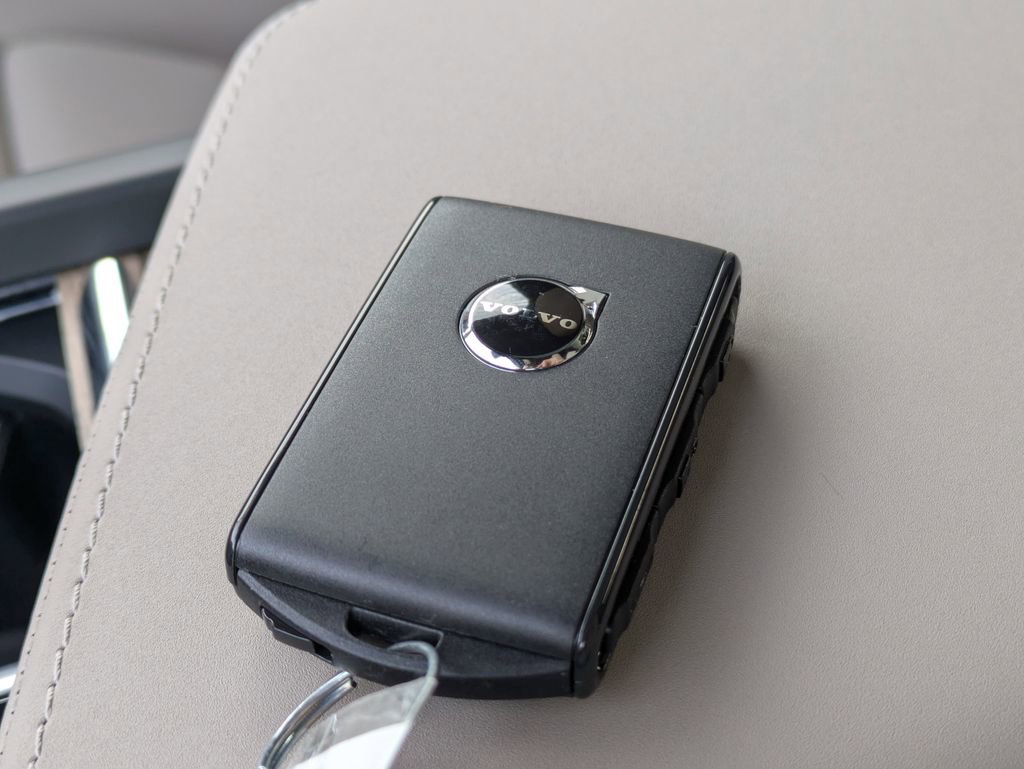 New 2026 Volvo XC60 T8 Core image 42